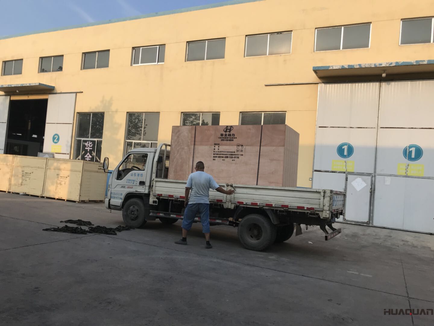 2018年7月3號(hào)一臺(tái)HQ250GF標(biāo)配柴油發(fā)電機(jī)組由華全順利發(fā)往云南省