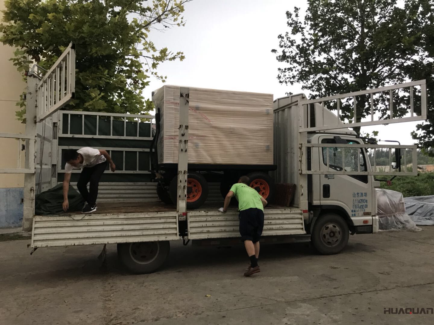  7月27號一臺50kw移動拖車（含棚）型柴油發(fā)電機(jī)組發(fā)往海南