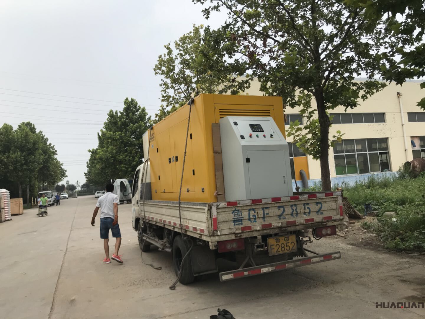 一臺(tái)200kw標(biāo)配柴油發(fā)電機(jī)組于8月25日順利發(fā)往山東省