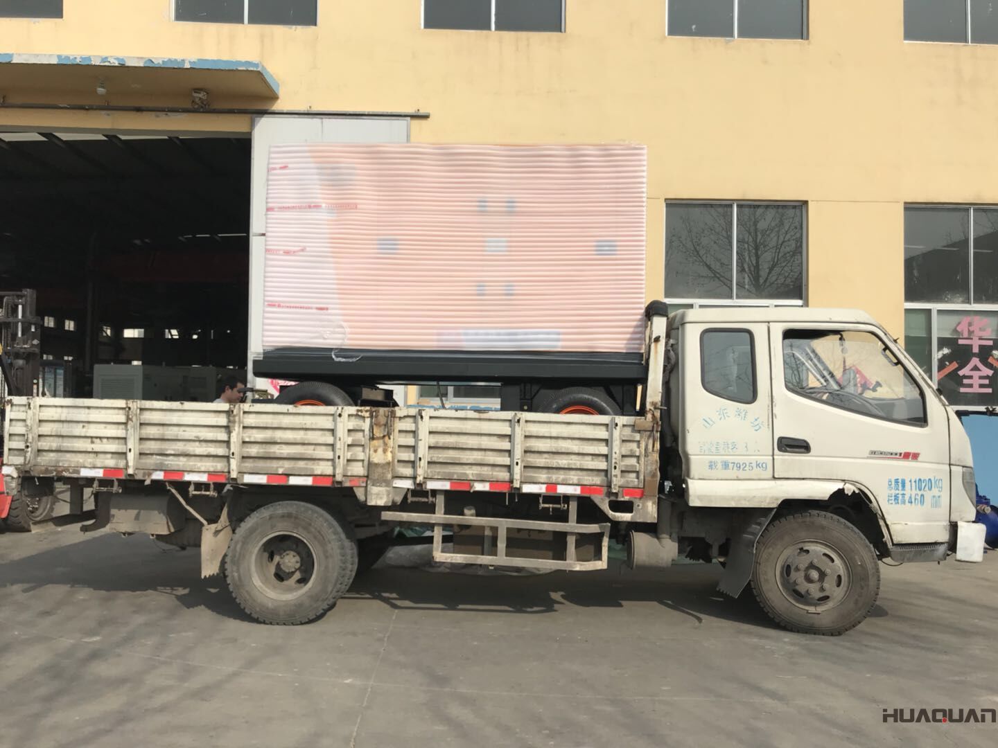 8月7日，一臺200kw防雨棚柴油發(fā)電機組從華全動力成功發(fā)往山東省