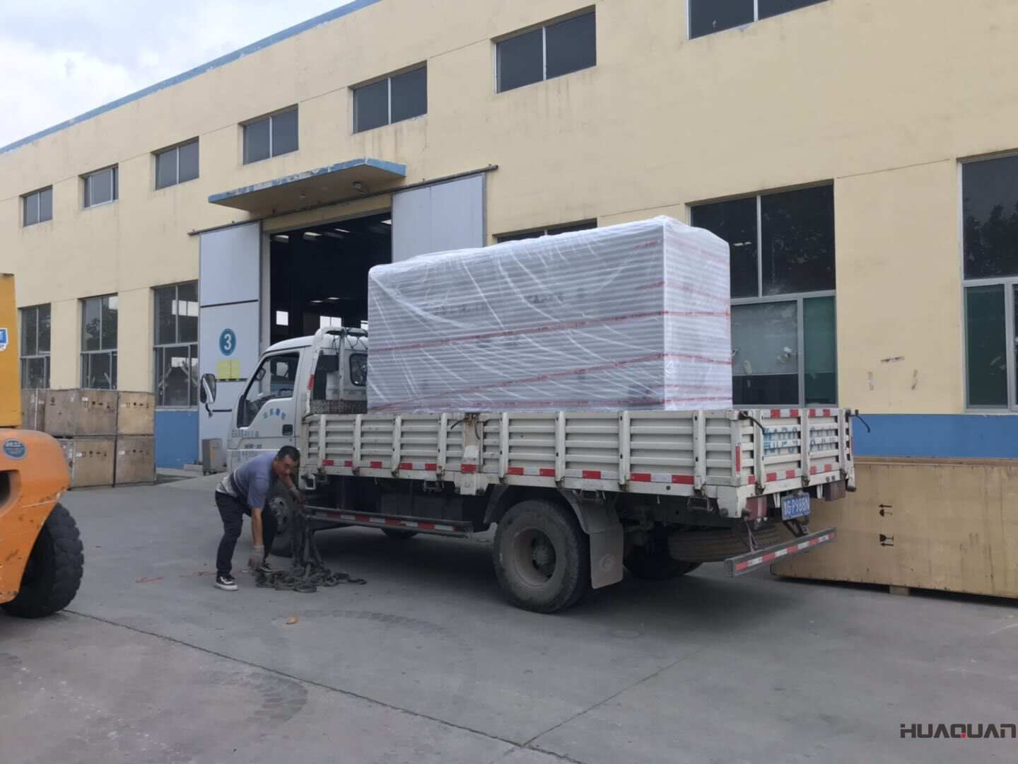 一臺30kw立柜四保護(hù)沼氣發(fā)電機(jī)組于10月25日從華全動力順利發(fā)往山西