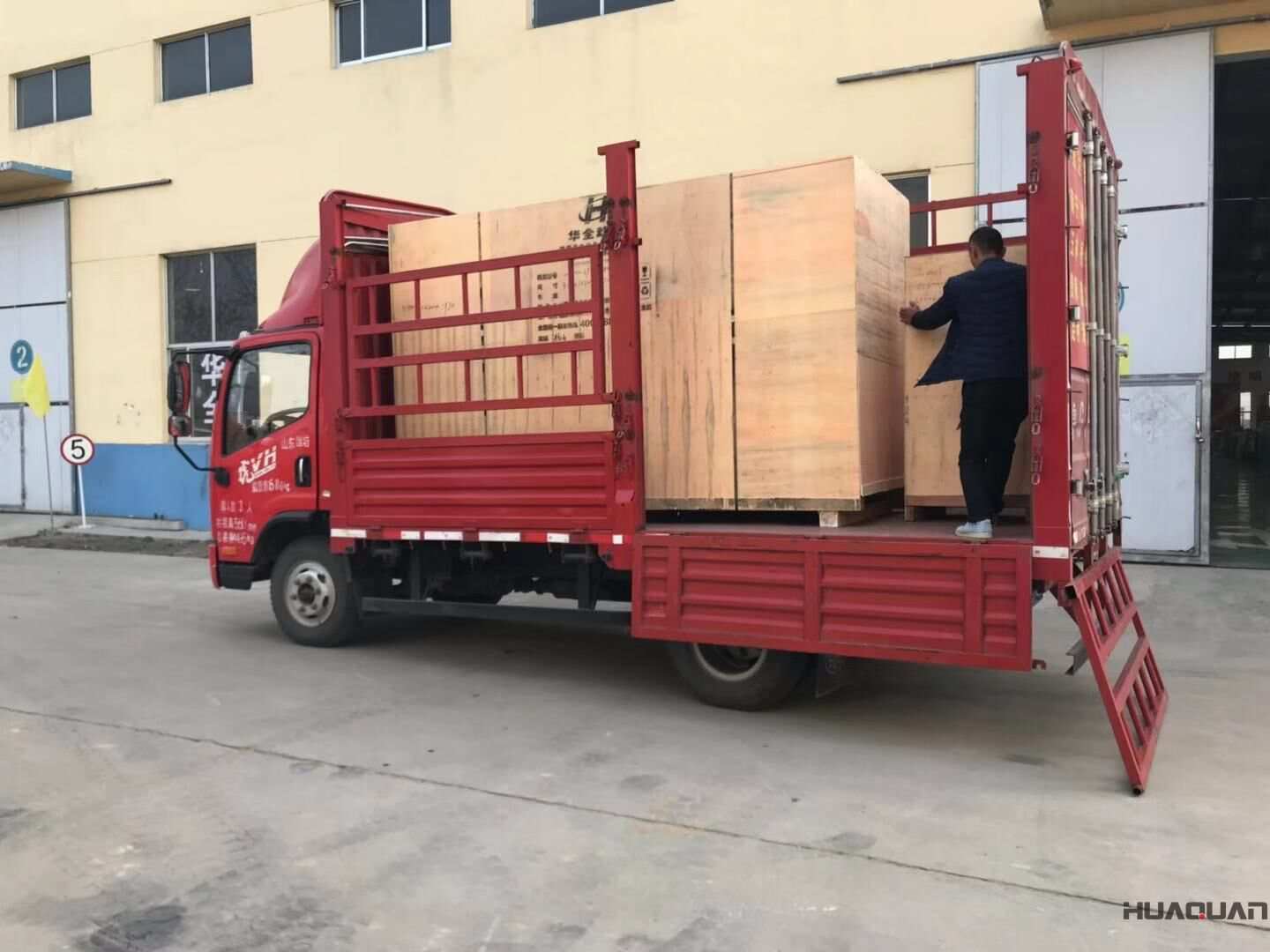 一臺300kw靜音型柴油發(fā)電機(jī)組于11月5日順利從華全動力發(fā)往河北省