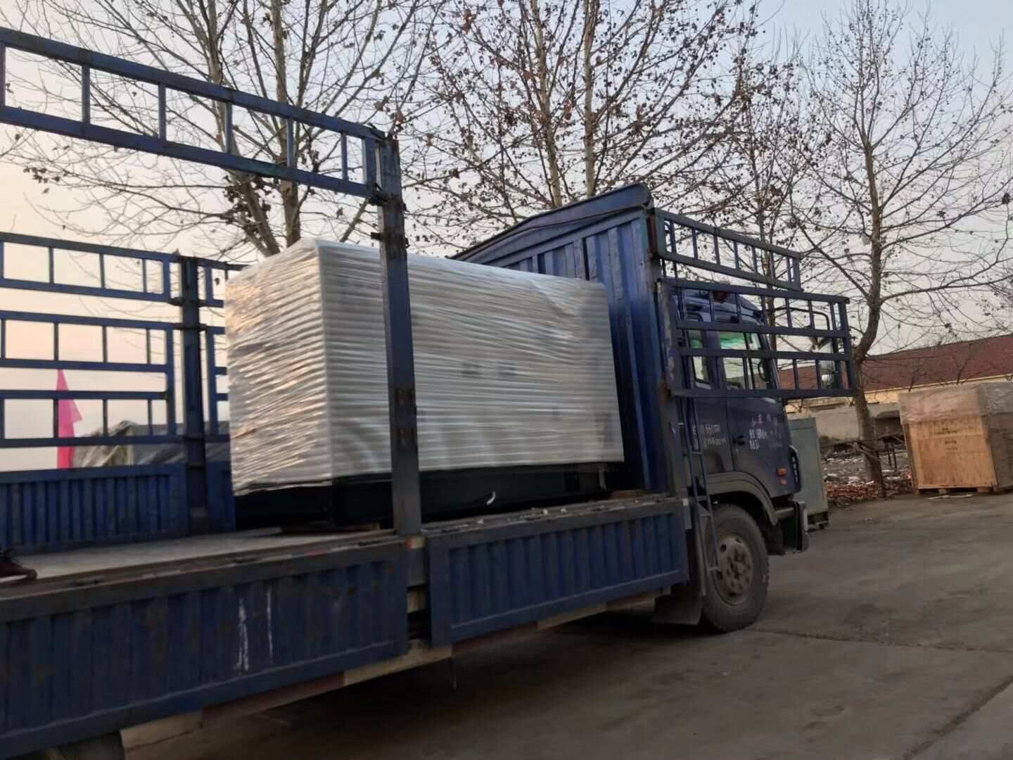 華全動(dòng)力一臺(tái)200kw靜音箱柴油發(fā)電機(jī)組于12月6日順利發(fā)往云南省