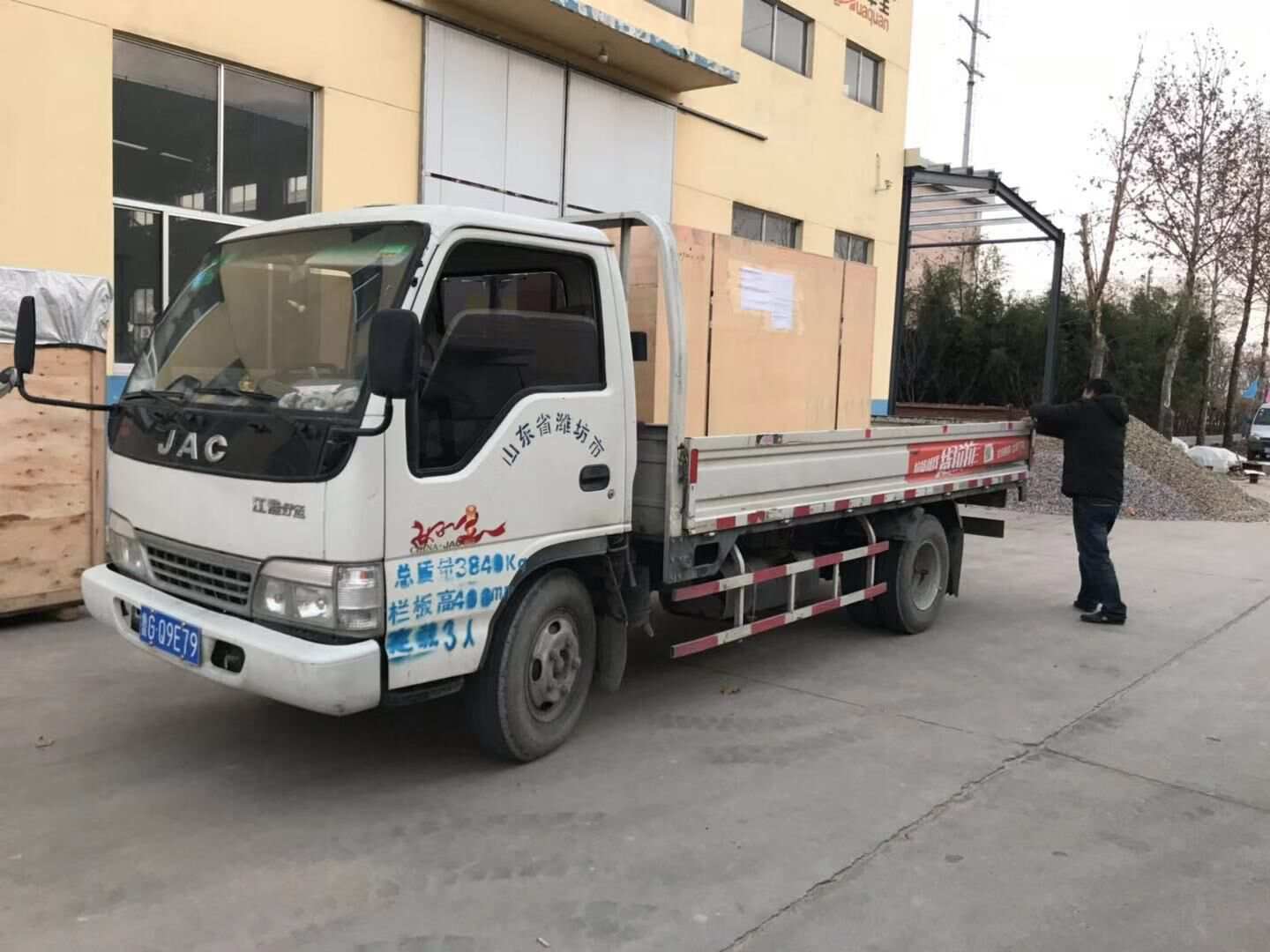 華全動力一臺30kw立柜四保護燃氣發電機組于12月14日成功發往青海省