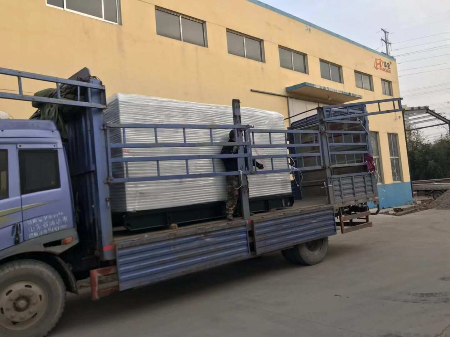 樊先生從華全動(dòng)力采購(gòu)的250kw立柜式柴油發(fā)電機(jī)組于12月22日成功發(fā)往山西省