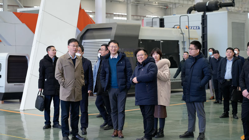 華全集團董事長趙立增為中國東方資產(chǎn)管理股份有限公司領(lǐng)導講解